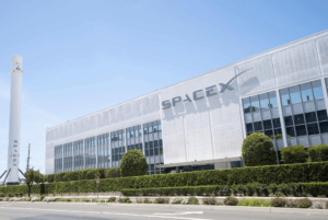 Vista externa da sede da SpaceX em Hawthorne, na Califórnia. Crédito: Tada Images - Shutterstock