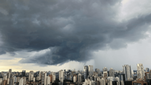 São Paulo terá uma semana de clima úmido e temperaturas mais amenas, com pancadas de chuva intermitentes.